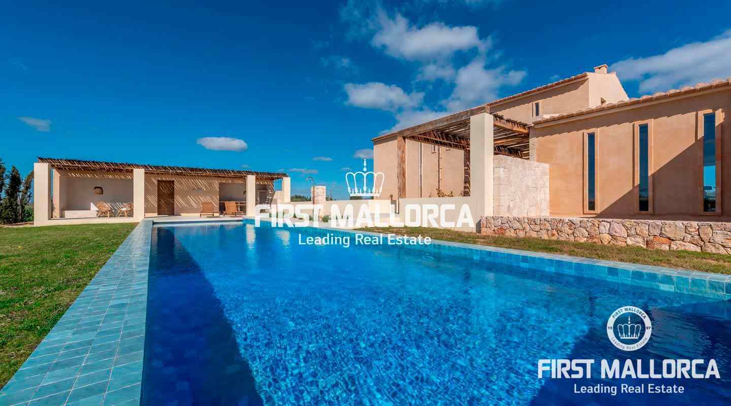 Neue Finca im klassischen Stil mit Meerblick in Cala Llombards