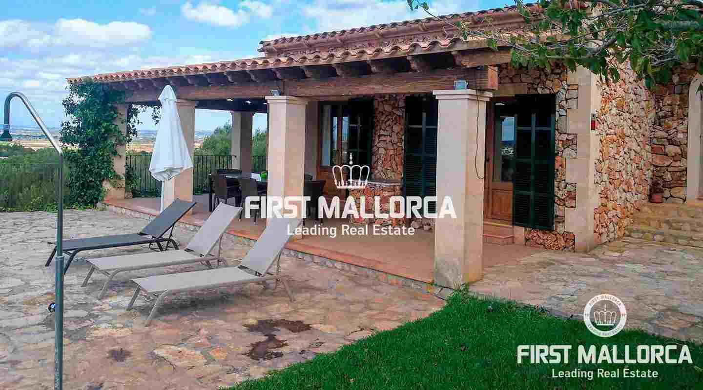 Kleine rustikale Finca mit Pool und wundervollem Panoramablick wenige