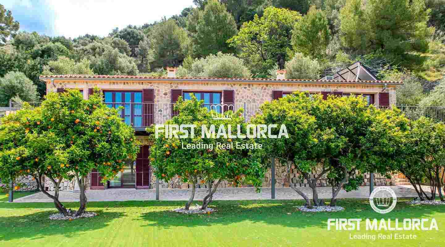 Preciosa finca de piedra con casa de invitados y vistas al mar en el