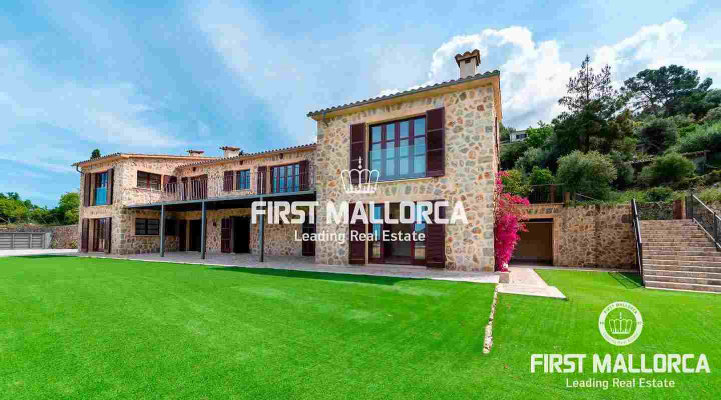 Preciosa finca de piedra con casa de invitados y vistas al mar en el