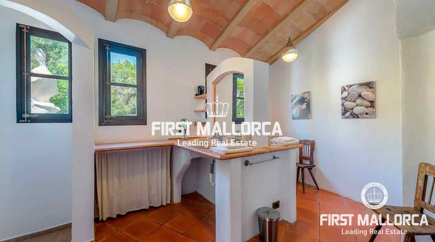 Eindrucksvolle Finca in S'Alqueria Blanca mit exotischem Pool und Garten